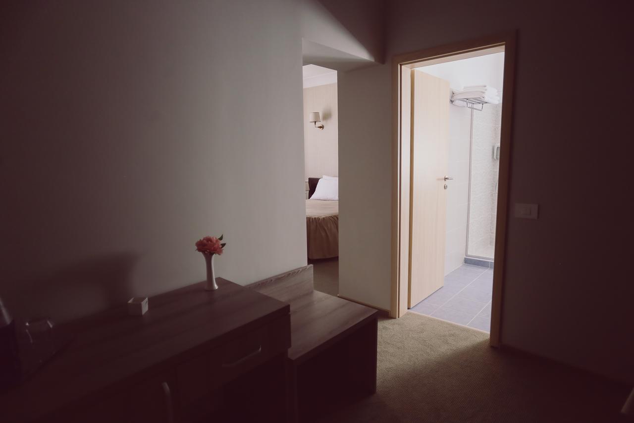 C&C Residence Hotel Bacău エクステリア 写真